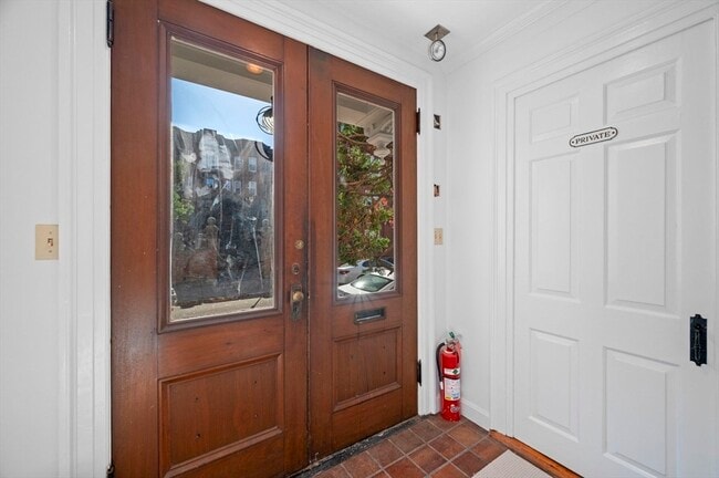 Building Photo - 14 Lynde St