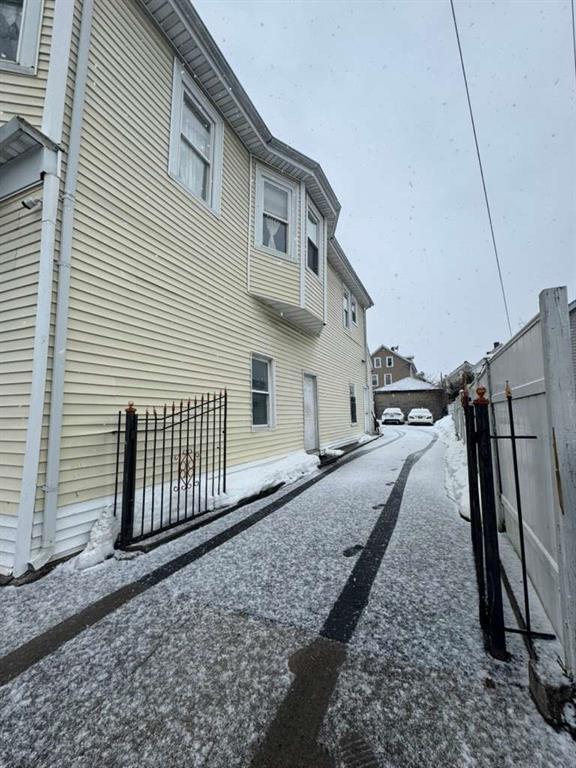 Foto del edificio - 497 Chalkstone Ave