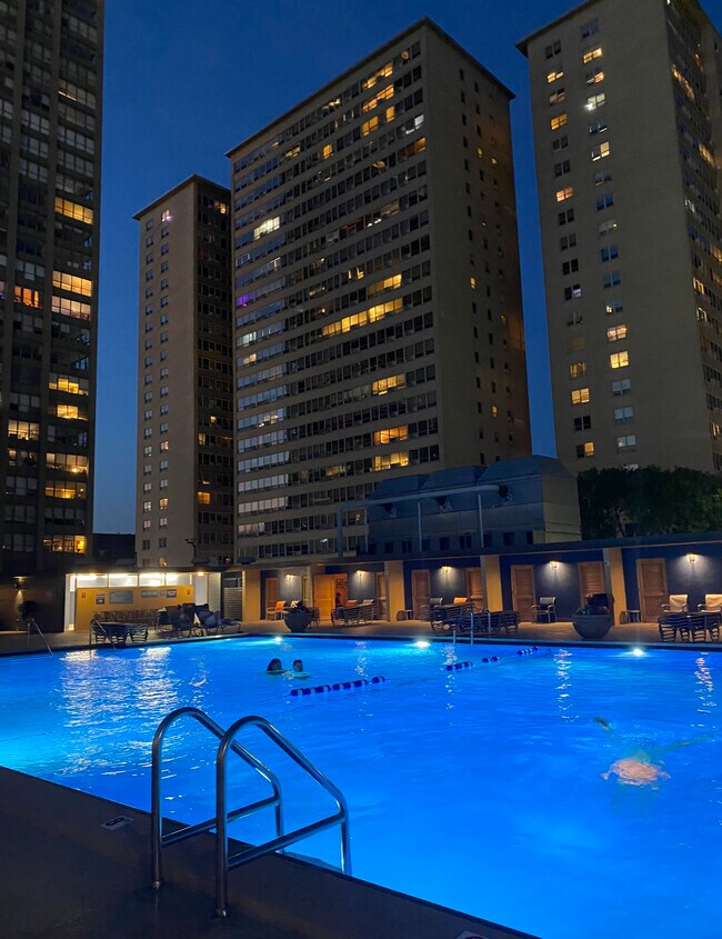 Foto del edificio - 655 W Irving Park Rd