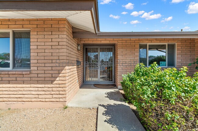 Building Photo - 4938 E Earll Dr