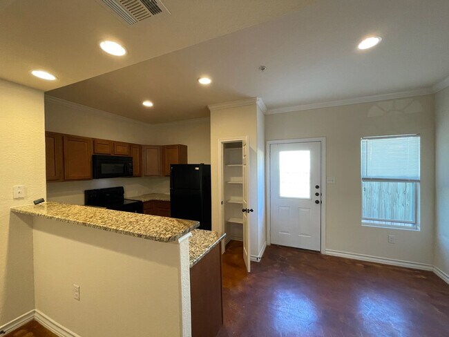 Foto del edificio - Townhome for rent