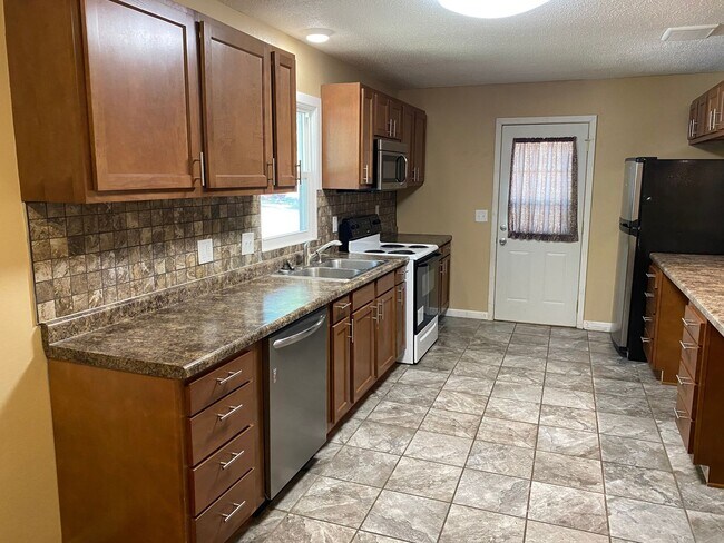 Foto del edificio - Check Out This Huge 4-Bedroom House!