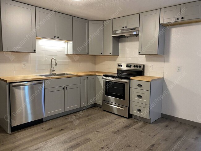 Foto del edificio - Centrally Located 2 BR - 1 BA Duplex w/ AC!