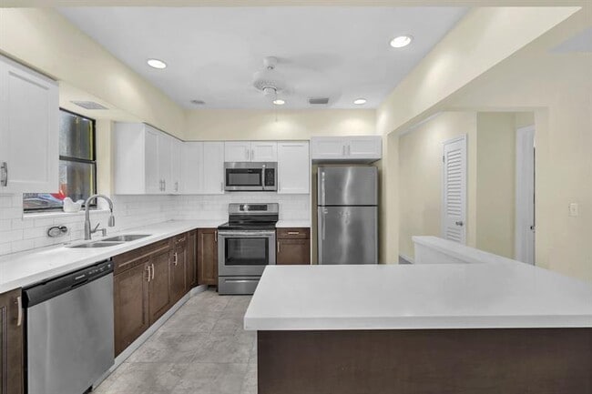 Building Photo - 2221 SW 67th Ave