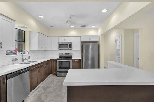 Foto del edificio - 2221 SW 67th Ave