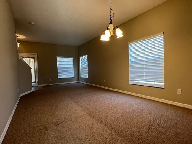 Foto del edificio - Beautiful 4 Bedroom 3 Bathroom Lake View Home in Gated Community of Timber Isle