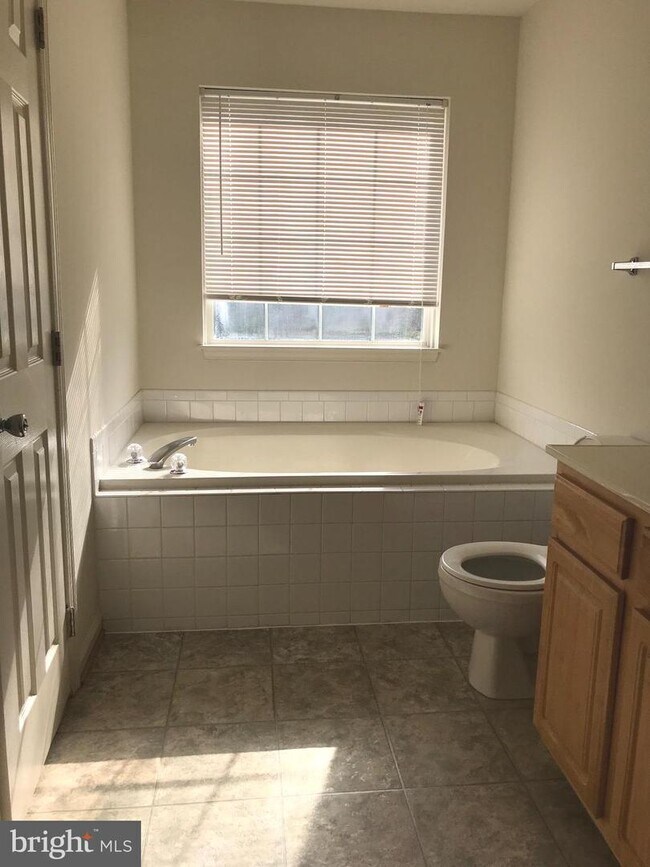 Foto del edificio - 111 Merrill Ct