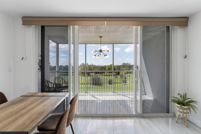 Foto del edificio - 3001 S Course Dr