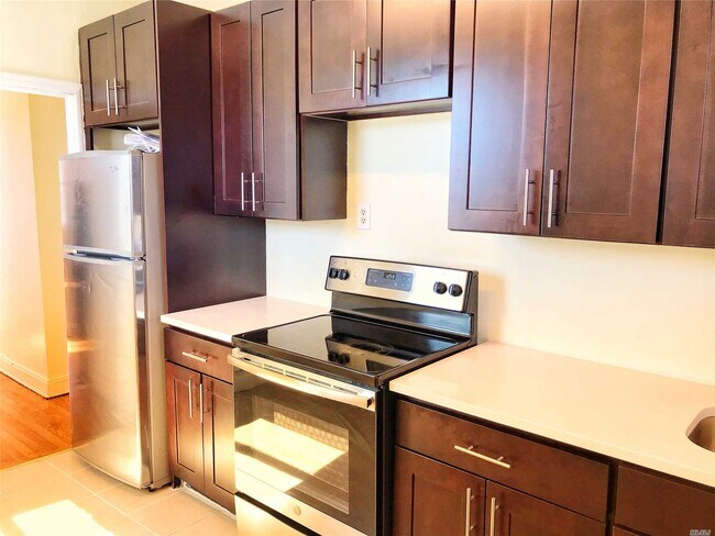 Foto del edificio - 60-61-61 Woodhaven Blvd