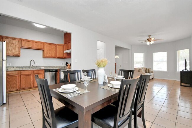 Foto del edificio - 8102 Rhobell St