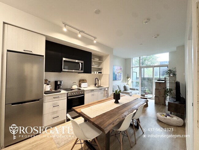 Photo du bâtiment - Pet-Friendly Furnished 1-Bedroom Condo with Locker – Old Toronto