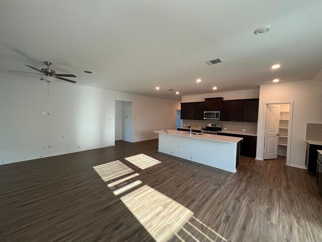 Foto del edificio - 509 Golden Plains Pkwy