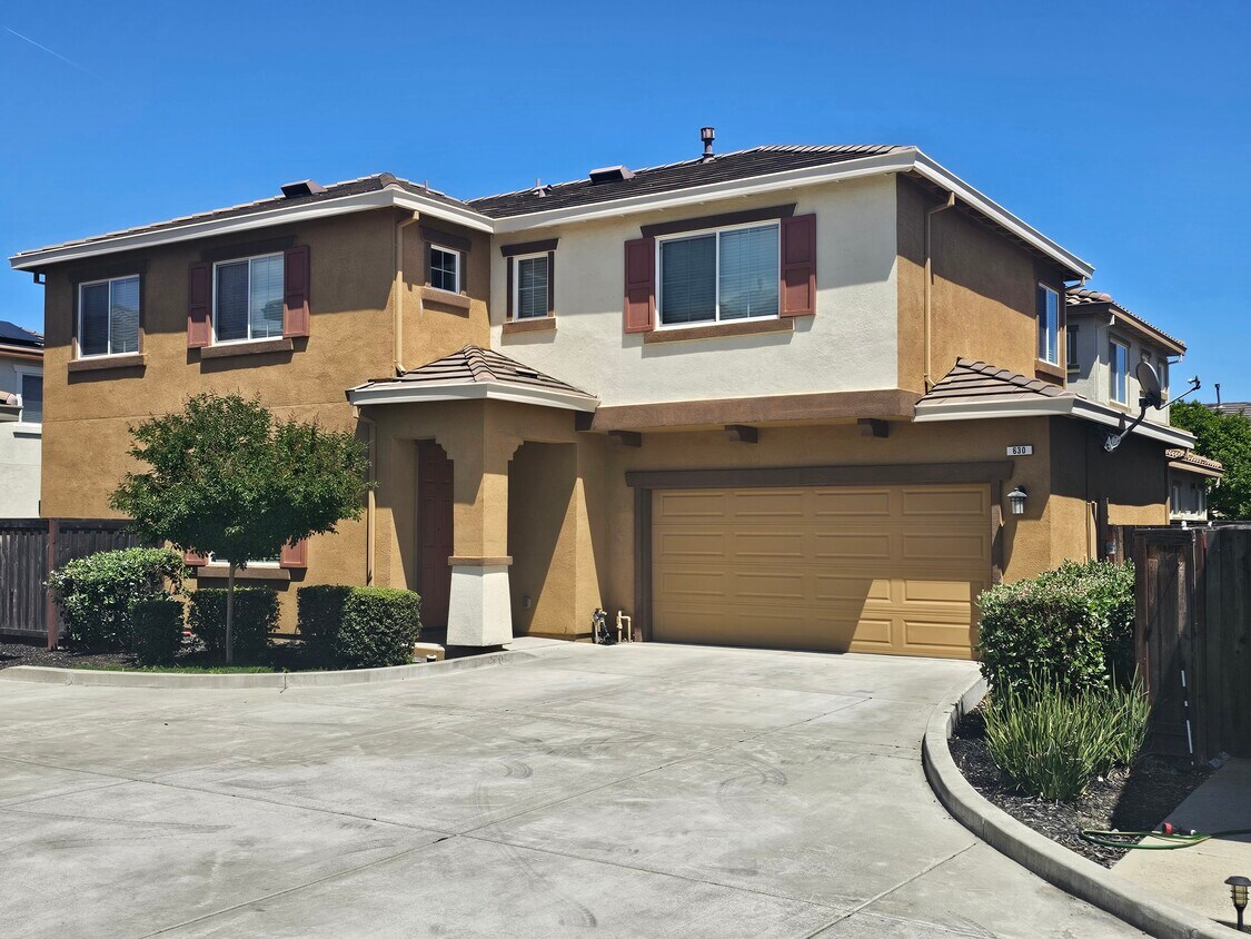 Foto principal - 630 Embassy Cir