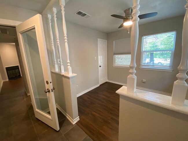 Building Photo - Two Story 1bd/1ba Condo Available Now in T...