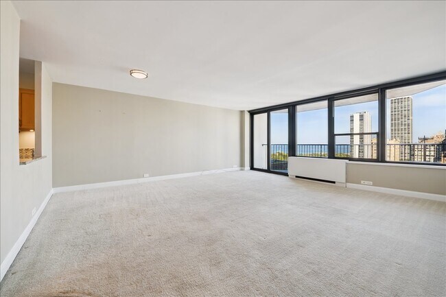 Foto del edificio - 1560 N Sandburg Terrace