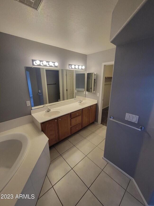 Foto del edificio - 5846 W Gelding Dr