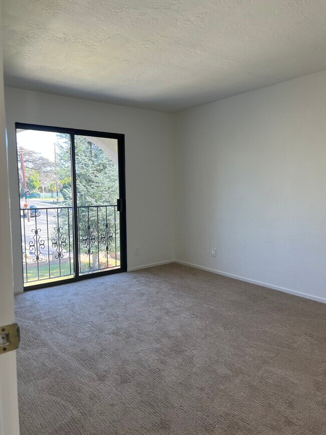 bed 1 - 269 S Larchmont Blvd