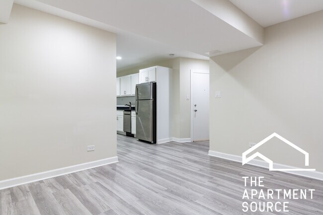 Building Photo - 726 W Roscoe St