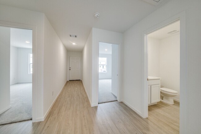 Foto del edificio - SPACIOUS 4-BEDROOM NEW CONSTRUCTION IN CONVERSE