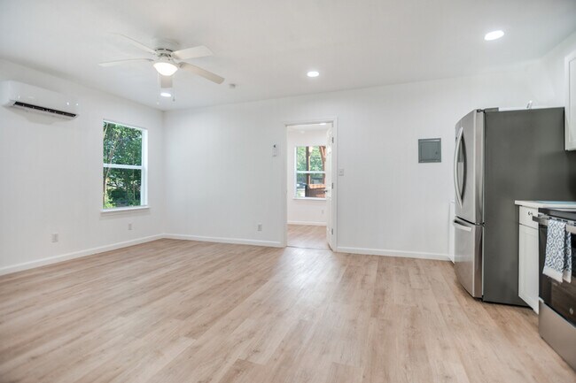 Building Photo - 905 W Abram St