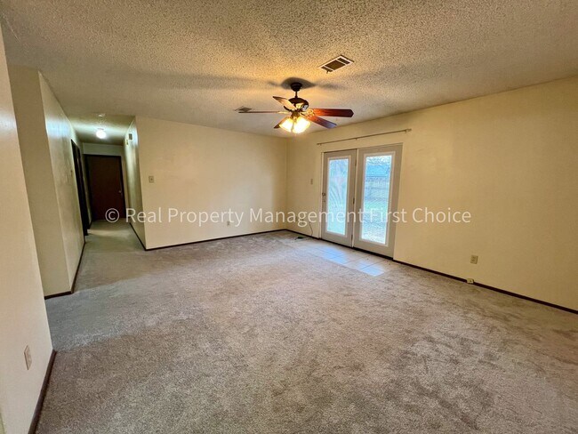 Building Photo - Cute 3 Bedroom/2 Bathroom Home For Rent! *...