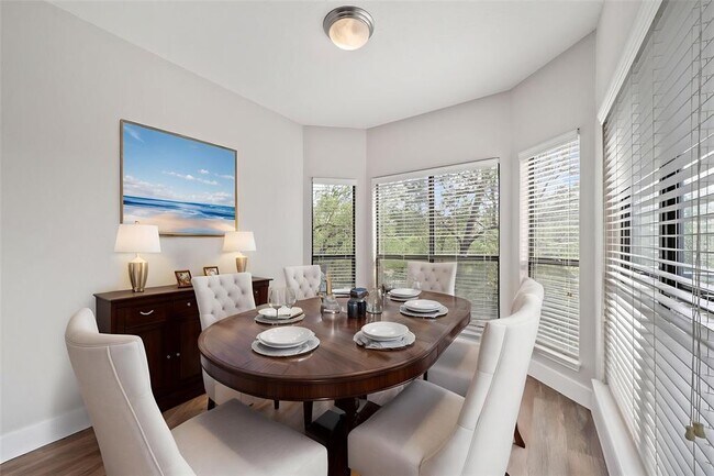 Foto del edificio - 4711 Spicewood Springs Rd