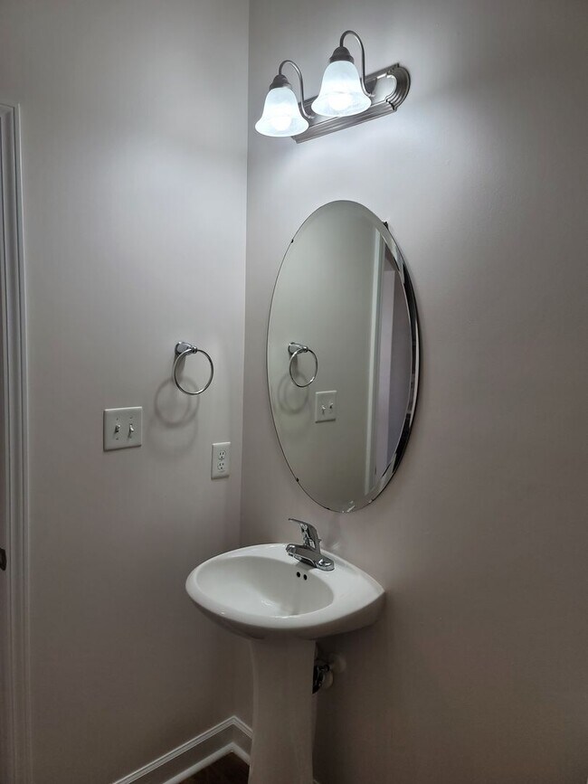 Foto del edificio - Immaculate 4 Bedroom, 3.5 Bath Home Located in Established Neighborhood. Minutes from Fort Bragg!