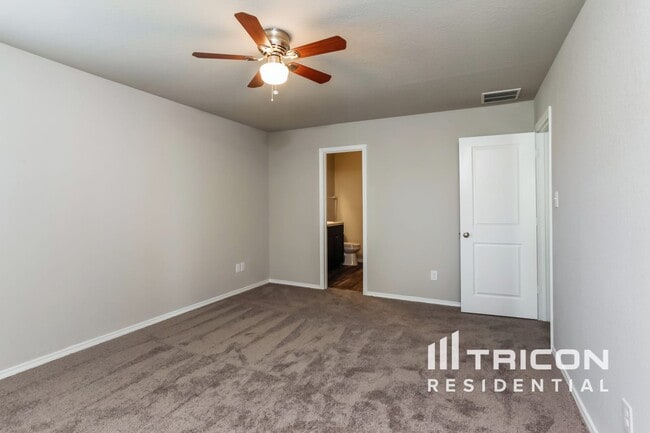 Building Photo - 1932 Bluethroat