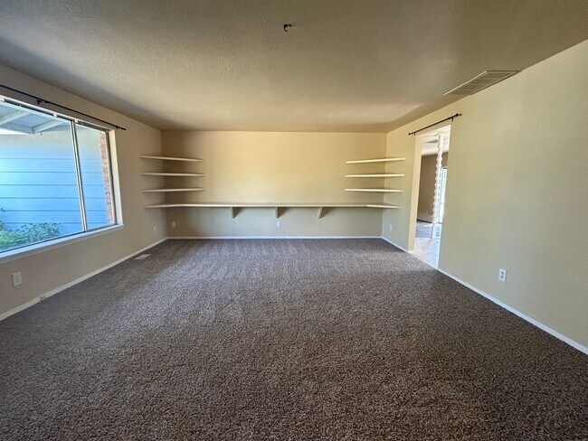 Foto del edificio - Corner Lot Home w/ Giant Yards, Covered Patio & Minutes to Boise Spectrum Center!