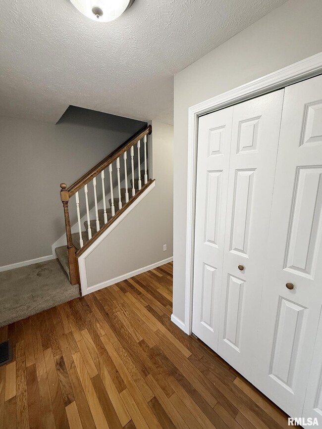 Building Photo - 2119 W Miners Dr
