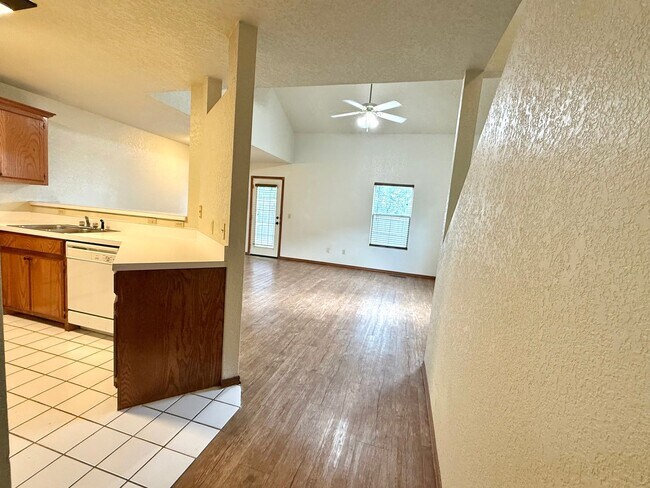 Foto del edificio - 3320-3322 Ridgecrest Cir