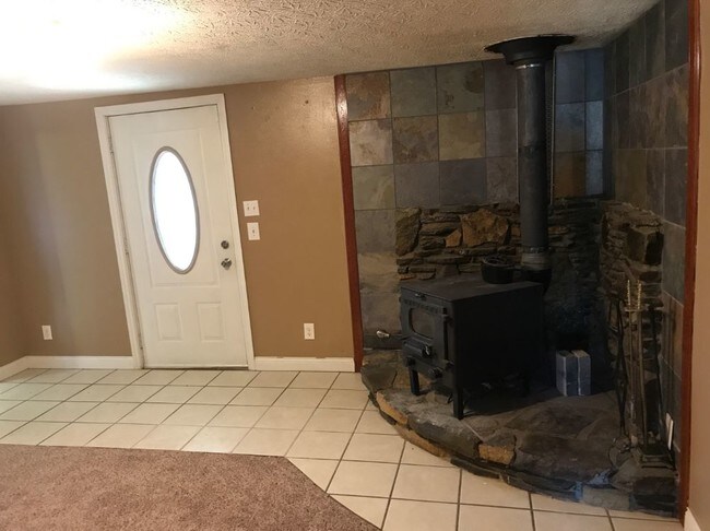 Building Photo - Charming 3BR 2BA Raised Ranch in Cleves