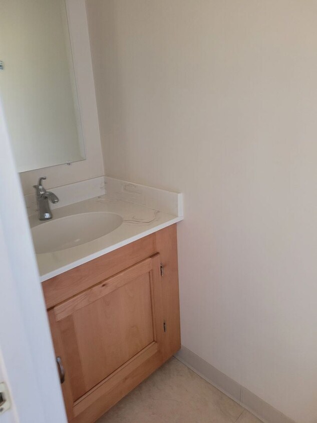 Primary Photo - Nice 3 bedroom 1 & 1/2 bathroom home