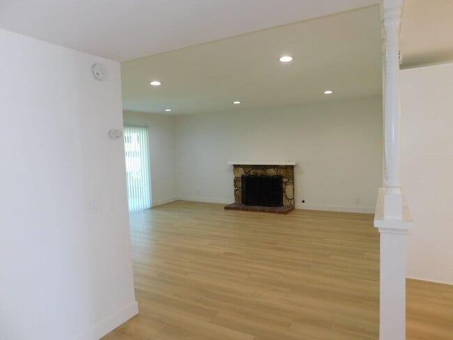 Foto del edificio - Stunning 4BD, 2.5 BA, 1 Story Single Family Home in Fountain Valley