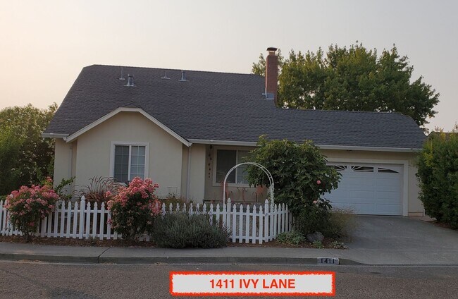 Foto del edificio - Lovley Remolded 4/2 East Petaluma Home - 1...