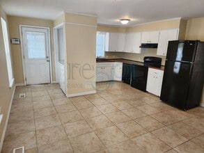 Building Photo - 519 S Oak St