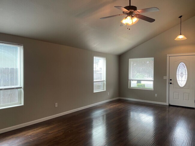 Foto del edificio - Beautiful 3 Bedroom 2 Bath Home Located in a Nice Medford Neighborhood