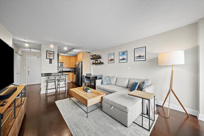Building Photo - 450 W Briar Pl