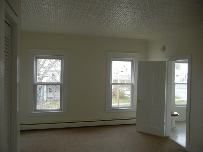 Building Photo - 68 Crescent St