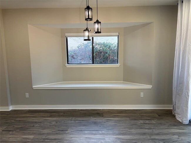 Building Photo - 1307 Lakeside Loop