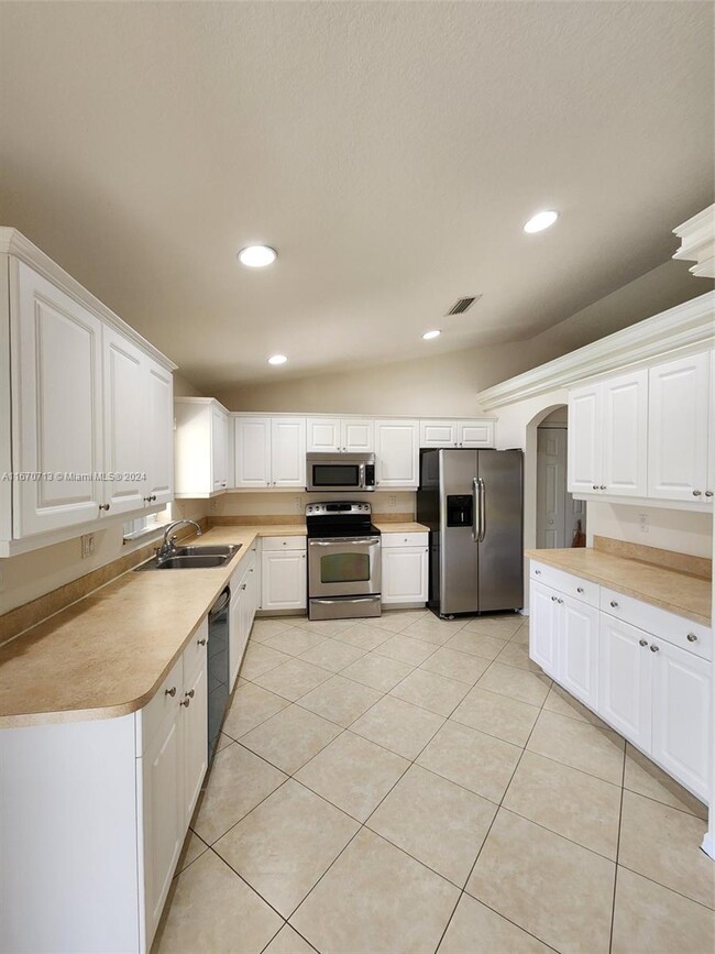 Building Photo - 1010 SW Mataro Ave
