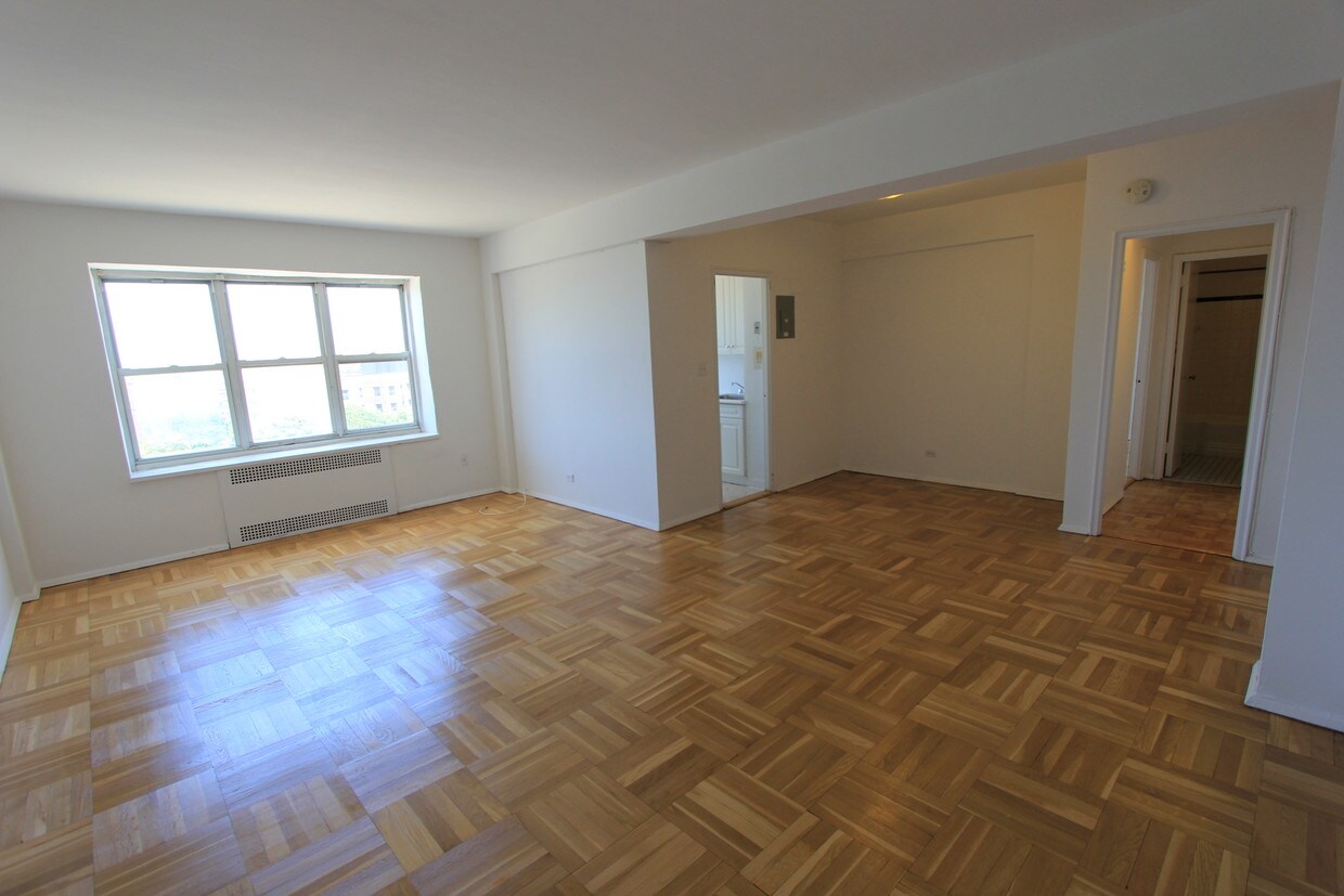 Foto principal - 65-61 Saunders St