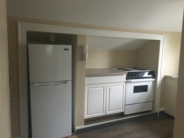 Kitchen with laminate floor - 2420 Overlook Rd