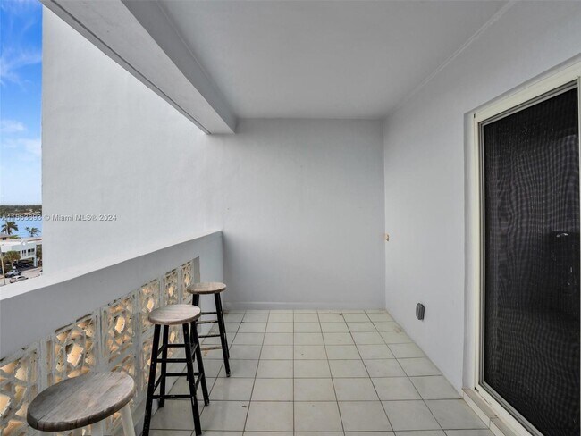 Building Photo - 320 S Surf Rd