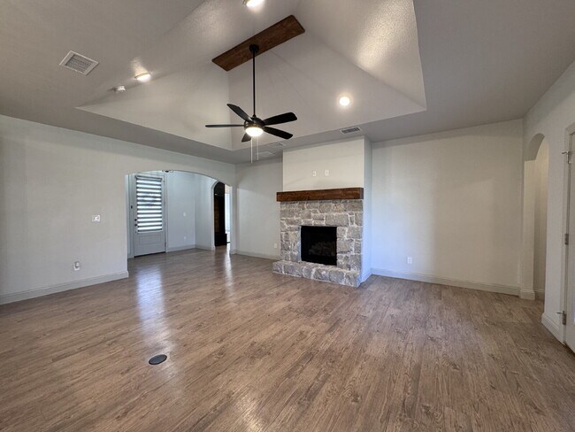 Building Photo - Stunning 4-Bed Home with Cozy Fireplace!