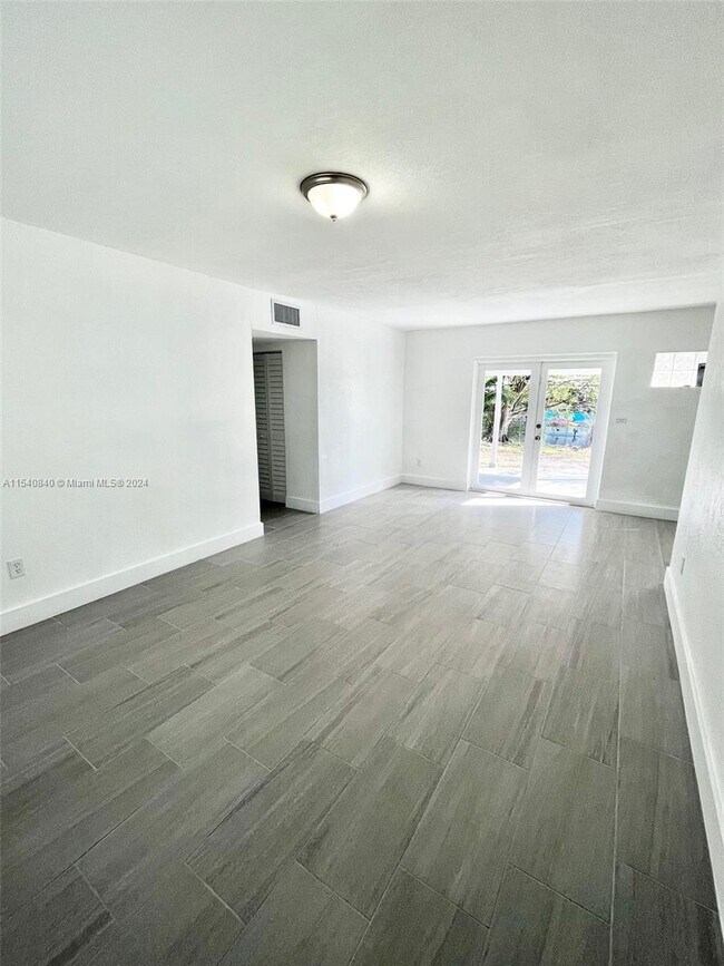 Building Photo - 10740 SW 43rd Ln