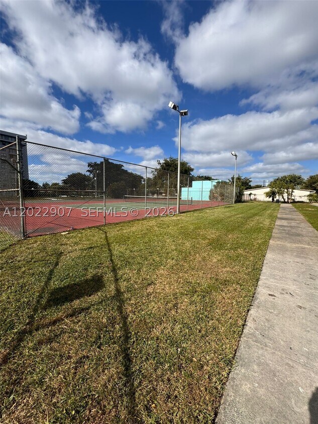 Foto del edificio - 15600 NW 7th Ave