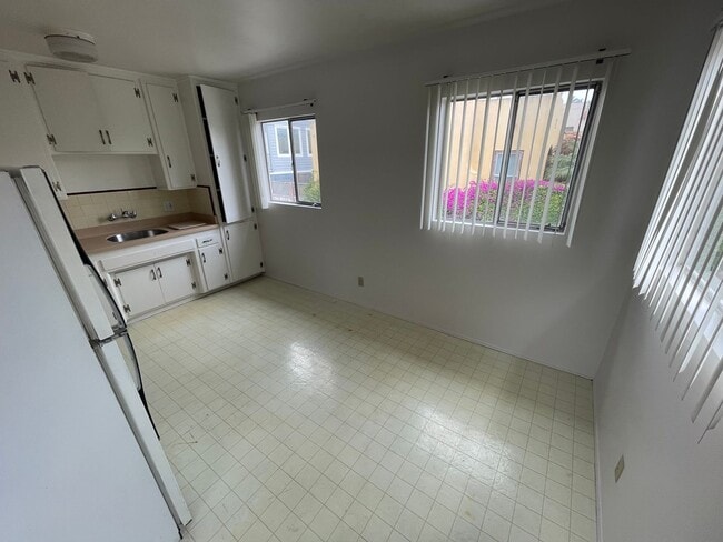 Building Photo - 2568-2568 Landis St