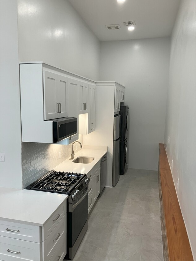 Modern new kitchen - 2039 Valence St