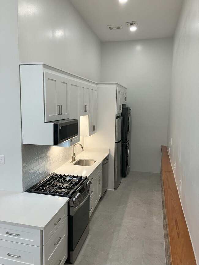Cocina moderna de nueva construcción - 2039 Valence St